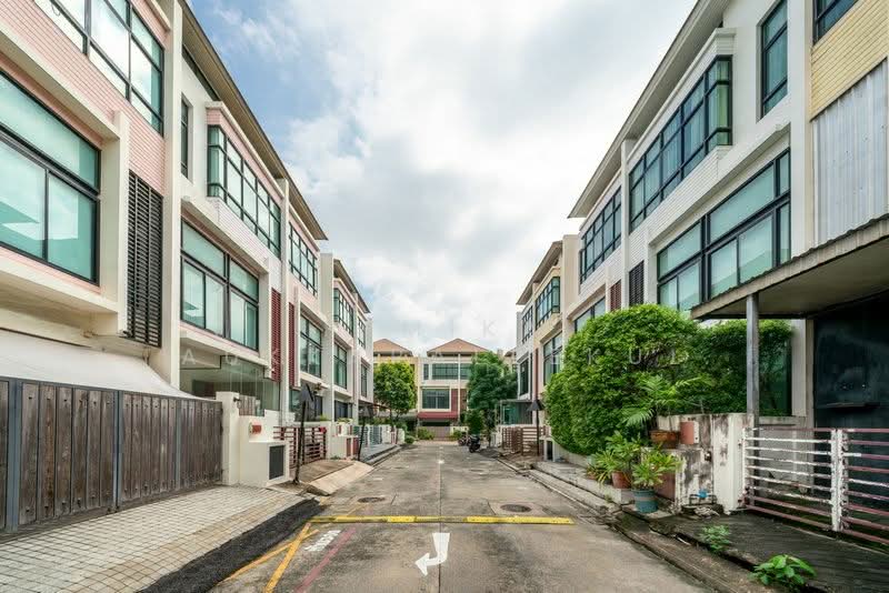 2-BR Townhouse, Bangkok, Phlapphla, Wang Thonglang, Bangkok, 2 Bedrooms, 141 sqm, Townhouse For Sale, by Pemika Aukkaraleekul, 500322713 - DDproperty.com