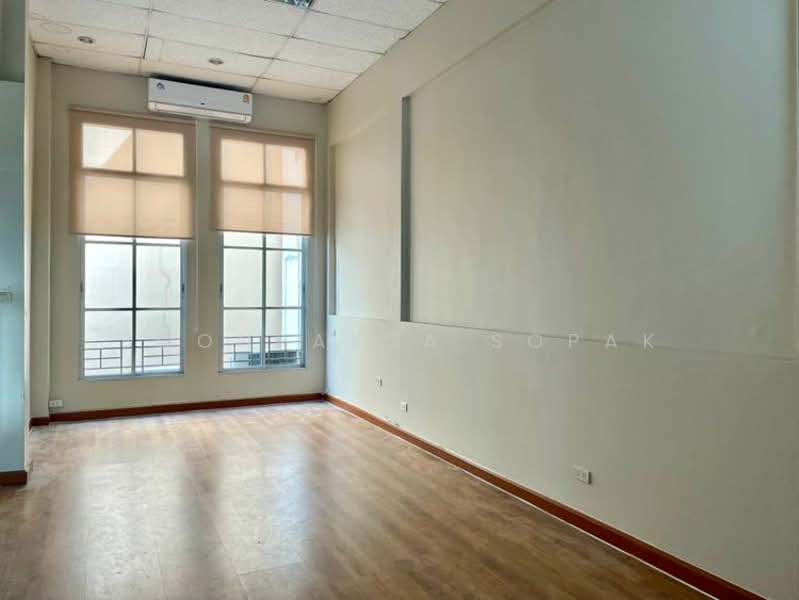 Baan Klang Muang Ratchada-Ladprao, Bangkok, Soi Ban Klang Mueang Yaek Ratchada-Lat Phrao 2, Chan Kasem, Chatuchak, Bangkok, 4 Bedrooms, 260 sqm, Townhouse For Rent, by Boonraksa Sopak, 500322738 - DDproperty.com