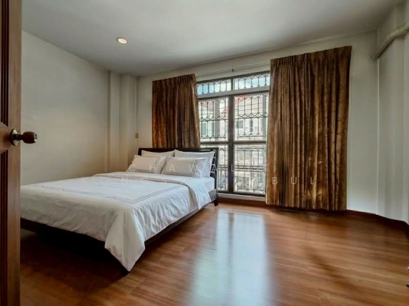 Baan Klang Muang Swiss Town Kaset-Nawamin, Bangkok, Soi Moobaan Klang Mueng, Chorake Bua, Lat Phrao, Bangkok, 4 Bedrooms, 180 sqm, Townhouse For Sale, by CHAWALIT KONGSAKPAIBUL, 500323204 - DDproperty.com