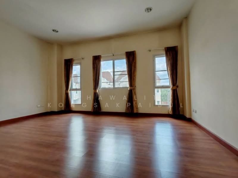 Baan Klang Muang Swiss Town Kaset-Nawamin, Bangkok, Soi Moobaan Klang Mueng, Chorake Bua, Lat Phrao, Bangkok, 4 Bedrooms, 180 sqm, Townhouse For Sale, by CHAWALIT KONGSAKPAIBUL, 500323204 - DDproperty.com