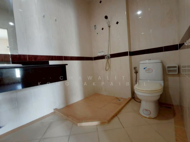 Baan Klang Muang Swiss Town Kaset-Nawamin, Bangkok, Soi Moobaan Klang Mueng, Chorake Bua, Lat Phrao, Bangkok, 4 Bedrooms, 180 sqm, Townhouse For Sale, by CHAWALIT KONGSAKPAIBUL, 500323204 - DDproperty.com