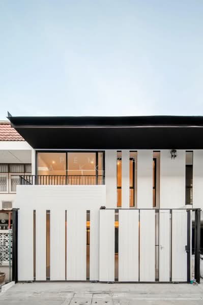 2-BR Townhouse, Bangkok, Phra Kanong Nua, Watthana, Bangkok, 2 Bedrooms, 170 sqm, Townhouse For Sale, by Pemika Aukkaraleekul, 500323227 - DDproperty.com