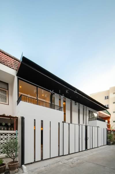 2-BR Townhouse, Bangkok, Phra Kanong Nua, Watthana, Bangkok, 2 Bedrooms, 170 sqm, Townhouse For Sale, by Pemika Aukkaraleekul, 500323227 - DDproperty.com