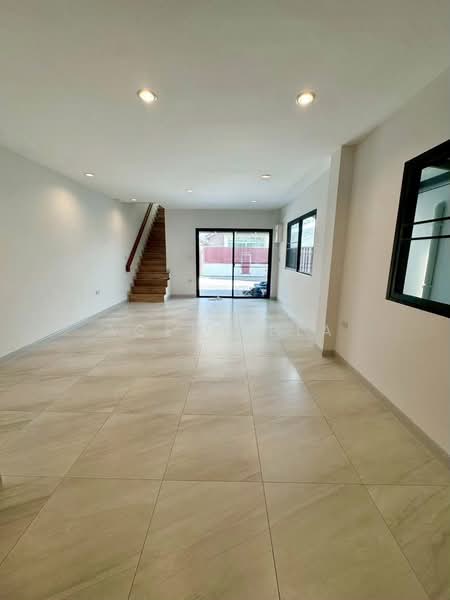 3-Story Modern Luxury Home Office for Rent near Expressway (SPSAD3997), Bangkok, Khlong Chaokhun Sing, Wang Thonglang, Bangkok, 3 Bedrooms, 175 sqm, Semi-Detached House (Twin House) For Rent, by Agent Pla, 500323274 - DDproperty.com