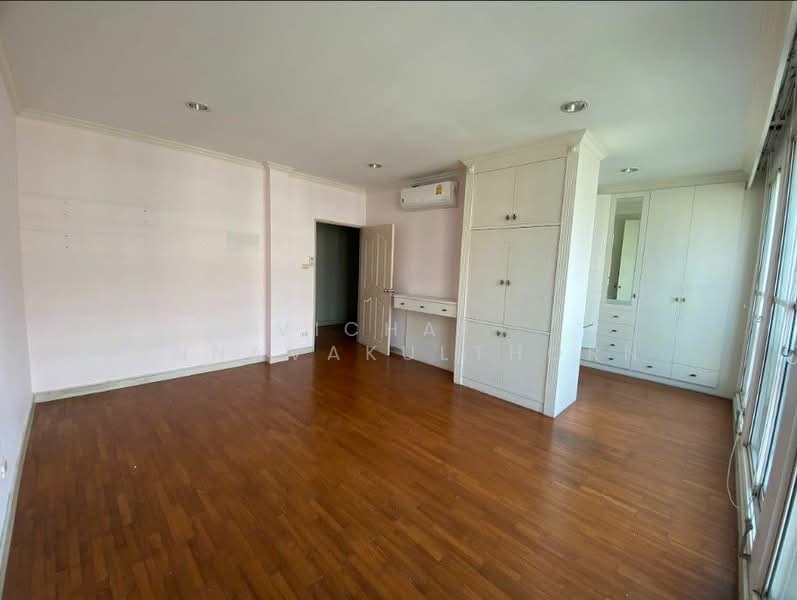 Baan Klang Krung Thonglor, Bangkok, 55 Soi Sukhumvit 55, Khlong Tan Nua, Watthana, Bangkok, 4 Bedrooms, 350 sqm, Townhouse For Rent, by Vichai Annavakulthorn, 500323306 - DDproperty.com