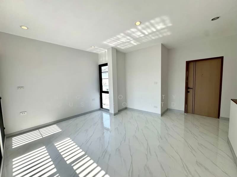 NG417 ให้เช่าโฮมออฟฟิศ บ้านแฝด 3 ชั้น สไตล์ Modern Luxury ทำเลเลียบด่วน ลาดพร้าว 87 หลัง CDC, Bangkok, ลาดพร้าว 87, Khlong Chaokhun Sing, Wang Thonglang, Bangkok, 3 Bedrooms, 175 sqm, Townhouse For Rent, by NTG Property House Co.,Ltd., 500324615 - DDproperty.com