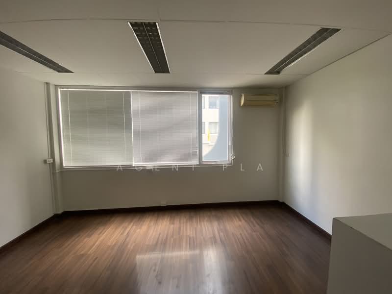 4-Story Commercial Building for Rent in Silom Area, Near BTS Surasak (SPSAD3998), Bangkok, Suriyawong, Bang Rak, Bangkok, , 240 sqm, Shophouse For Rent, by Agent Pla, 500325171 - DDproperty.com