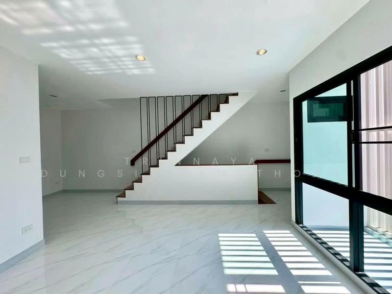 3-BR Semi-detached House, Bangkok, Khlong Chaokhun Sing, Wang Thonglang, Bangkok, 3 Bedrooms, 175 sqm, Semi-Detached House (Twin House) For Rent, by Trinnaya Dungsirisangthong, 500325443 - DDproperty.com