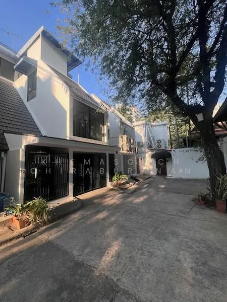 4-BR Townhouse, Bangkok, Khlong Tan Nua, Watthana, Bangkok, 4 Bedrooms, 286 sqm, Townhouse For Sale, by Khemasooch Chiraburanan, 500325721 - DDproperty.com