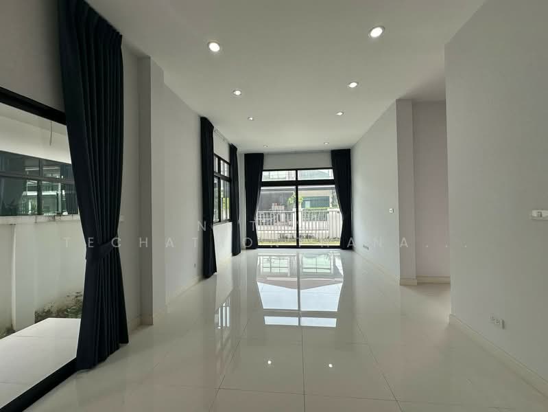 undefined, Bangkok, Saphan Sung, Bangkok, 3 Bedrooms, 181 sqm, Semi-Detached House (Twin House) For Sale, by Natasa Techathonthanakhun, 500326099 - DDproperty.com