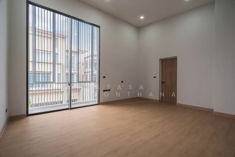 4-BR Townhouse, Bangkok, Khlong Song Ton Nun, Lat Krabang, Bangkok, 4 Bedrooms, 400 sqm, Townhouse For Sale, by Natasa Techathonthanakhun, 500326127 - DDproperty.com