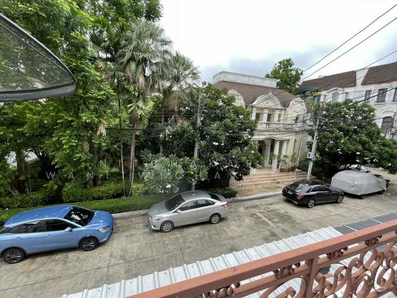 Baan Klangmuang Grand De Paris Ratchada, Bangkok, Pradit Manutham Road, Wang Thonglang, Bangkok, 3 Bedrooms, 225 sqm, Townhouse For Rent, by Nitchakarn Wanitwichakornkit , 500326196 - DDproperty.com