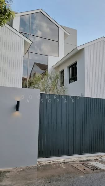 3-BR House, Bangkok, Khlong Tan Nua, Watthana, Bangkok, 3 Bedrooms, 300 sqm, Single Detached House For Rent, by Boonraksa Sopak, 500326367 - DDproperty.com