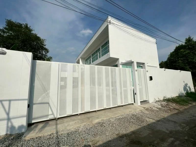 ขาย / ให้เช่า บ้านเดี่ยวสไตล์โมเดิร์นมินิมอล พร้อมเข้าอยู่ ลาดกระบัง กรุงเทพมหานคร (TH07-1226), Bangkok, Lat Krabang, Bangkok, 5 Bedrooms, 250 sqm, Single Detached House For Rent, by ณภัทร พรสิริเมธากุล, 500326638 - DDproperty.com