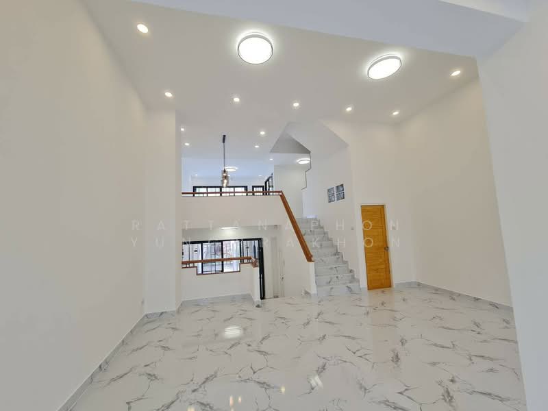 3-BR House, Bangkok, Khlong Chan, Bang Kapi, Bangkok, 3 Bedrooms, 250 sqm, Single Detached House For Sale, by Rattanaphon Yungprakhon, 500326721 - DDproperty.com