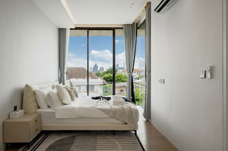 ให้เช่า พูลวิลล่าหรู 3 ชั้น สุขุมวิท 71, Bangkok, ซอยเกษมสำราญ 8, Khlong Tan Nua, Watthana, Bangkok, 7 Bedrooms, 700 sqm, Villa For Rent, by Forty-Six Real Estate Group, 500326813 - DDproperty.com