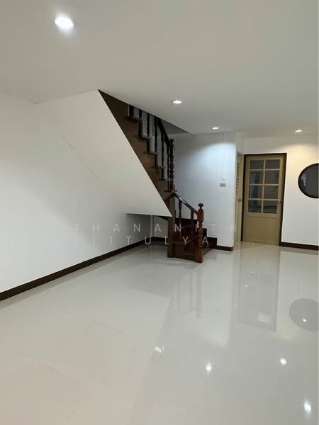 2-BR Townhouse, Bangkok, Phlapphla, Wang Thonglang, Bangkok, 2 Bedrooms, 110 sqm, Townhouse For Sale, by Thananith Ittitulyapong, 500327115 - DDproperty.com