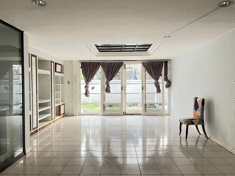 4-BR House, Bangkok, Suan Luang, Bangkok, 4 Bedrooms, 550 sqm, Single Detached House For Rent, by Komkrit Arunvessased , 500328217 - DDproperty.com