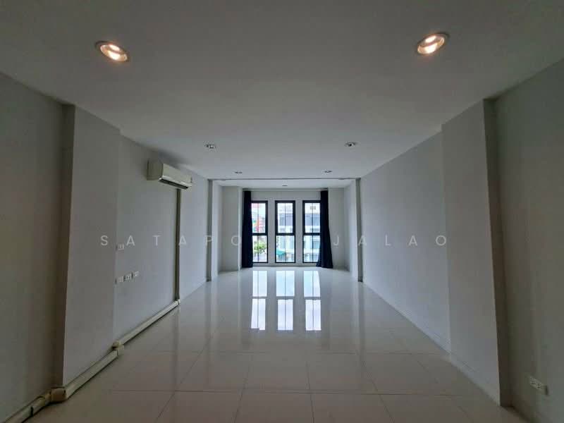 4-BR Townhouse, Bangkok, Praborommaharatchawang, Phra Nakhon, Bangkok, 4 Bedrooms, 250 sqm, Townhouse For Rent, by Sataporn Jalao, 500328414 - DDproperty.com