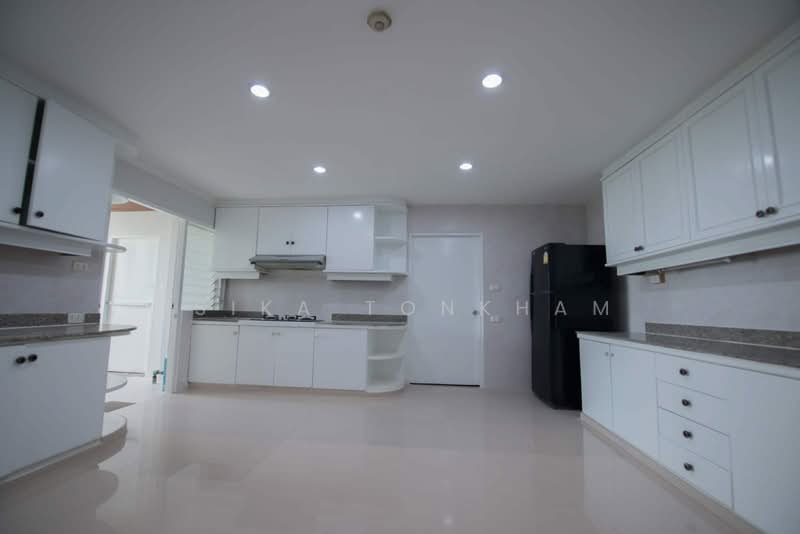 Oriental Towers, Bangkok, 25 Soi Ekkamai 12, Ekkamai Road, Khlong Tan Nua, Watthana, Bangkok, 3 Bedrooms, 350 sqm, Condo For Rent, by Isika Tonkham, 500328915 - DDproperty.com