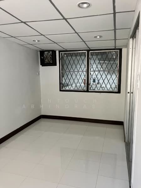 4-BR House, Bangkok, Saphan Sung, Bangkok, 4 Bedrooms, 210 sqm, Single Detached House For Sale, by Intouch Abhinorasaeth, 500329125 - DDproperty.com