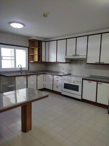 Govind Tower, Bangkok, Soi Sukhumvit 19, Khlongtoei Nua, Watthana, Bangkok, 3 Bedrooms, 260 sqm, Apartment For Rent, by Intouch Abhinorasaeth, 500329171 - DDproperty.com