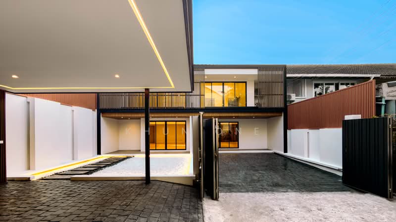 A newly renovated semi-detached house in a Modern Minimalist style, located just 500 meters from BTS, Bangkok, Phra Kanong Nua, Watthana, Bangkok, 4 Bedrooms, 280 sqm, Semi-Detached House (Twin House) For Sale, by Khun One, 500329400 - DDproperty.com