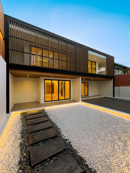 A newly renovated semi-detached house in a Modern Minimalist style, located just 500 meters from BTS, Bangkok, Phra Kanong Nua, Watthana, Bangkok, 4 Bedrooms, 280 sqm, Semi-Detached House (Twin House) For Sale, by Khun One, 500329400 - DDproperty.com