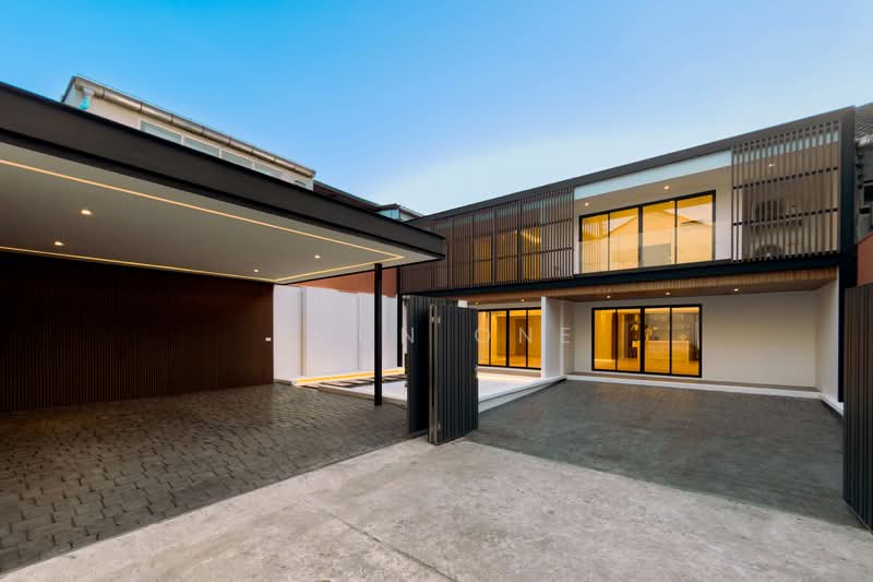 A newly renovated semi-detached house in a Modern Minimalist style, located just 500 meters from BTS, Bangkok, Phra Kanong Nua, Watthana, Bangkok, 4 Bedrooms, 280 sqm, Semi-Detached House (Twin House) For Sale, by Khun One, 500329400 - DDproperty.com