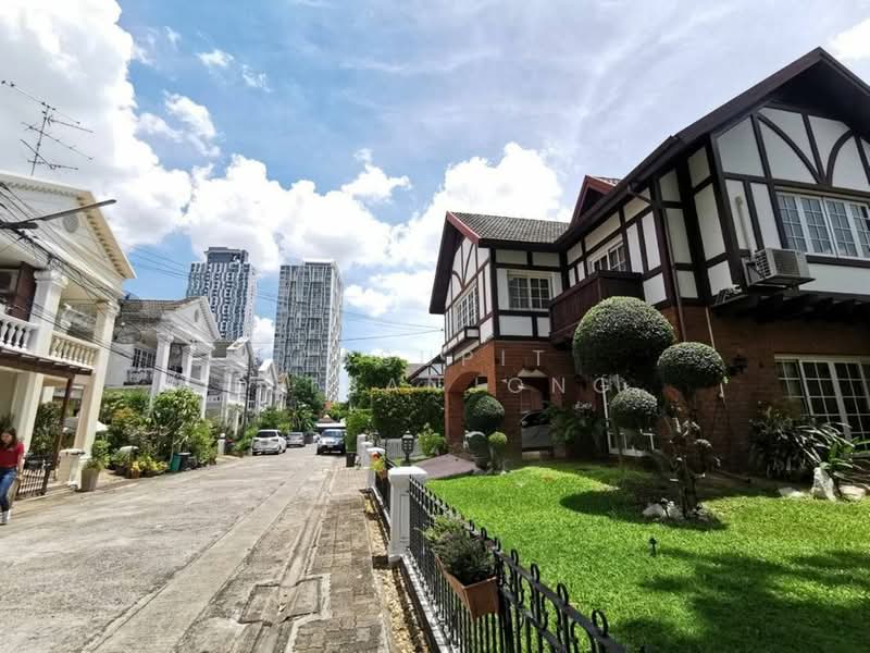 4-BR House, Bangkok, Phra Kanong Nua, Watthana, Bangkok, 4 Bedrooms, 530 sqm, Single Detached House For Sale, by Pasupit Ditbanjong, 500329734 - DDproperty.com
