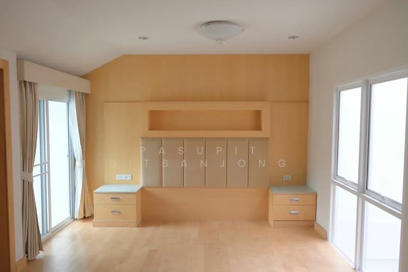 4-BR Townhouse, Bangkok, Phra Kanong, Khlong Toei, Bangkok, 4 Bedrooms, 243 sqm, Townhouse For Rent, by Pasupit Ditbanjong, 500329767 - DDproperty.com