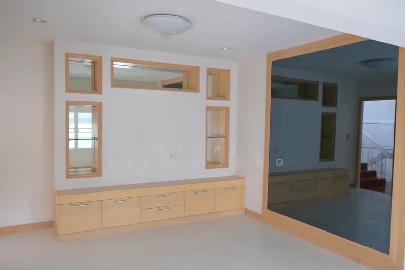 4-BR Townhouse, Bangkok, Phra Kanong, Khlong Toei, Bangkok, 4 Bedrooms, 243 sqm, Townhouse For Rent, by Pasupit Ditbanjong, 500329767 - DDproperty.com