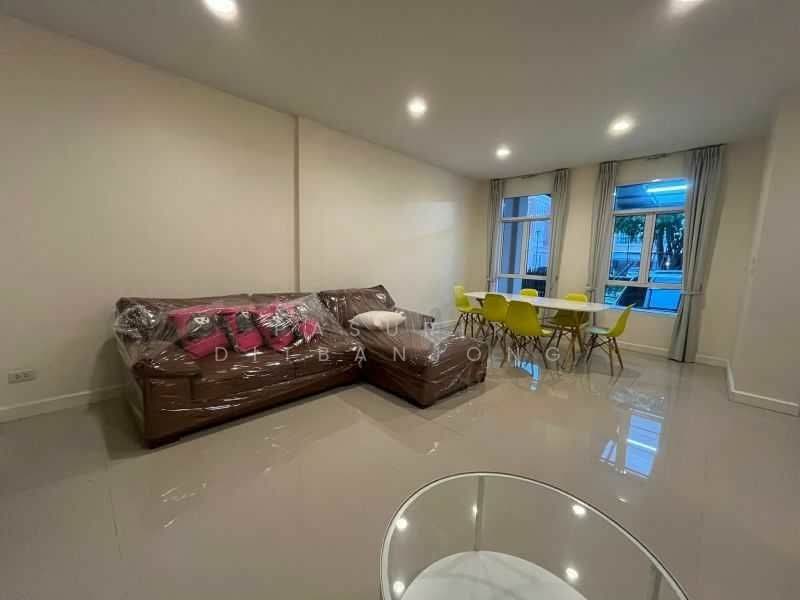4-BR Townhouse, Bangkok, Phra Kanong Nua, Watthana, Bangkok, 4 Bedrooms, 250 sqm, Townhouse For Rent, by Pasupit Ditbanjong, 500329776 - DDproperty.com