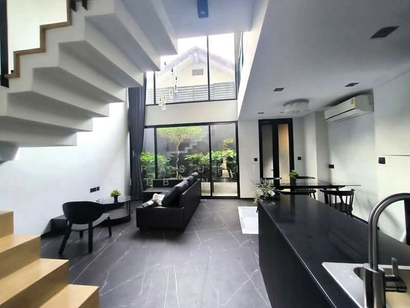 3-BR Townhouse, Bangkok, Samsen Nok, Huai Khwang, Bangkok, 3 Bedrooms, 228 sqm, Townhouse For Rent, by Pasupit Ditbanjong, 500329812 - DDproperty.com