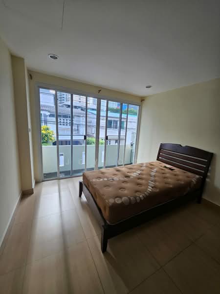 Sukhumvit 24 Home, Bangkok, Soi Methi Niwet, Sukhumvit Road, Khong Tan, Khlong Toei, Bangkok, 3 Bedrooms, 240 sqm, Condo For Rent, by Joy Ooi, 500329842 - DDproperty.com