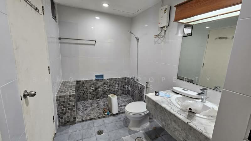 D.S. Tower 1 Sukhumvit 33, Bangkok, Soi Phrom Chit, Khlong Tan Nua, Watthana, Bangkok, 3 Bedrooms, 250 sqm, Condo For Rent, by BANGKOK PROPERTY AGENTS, 500330160 - DDproperty.com