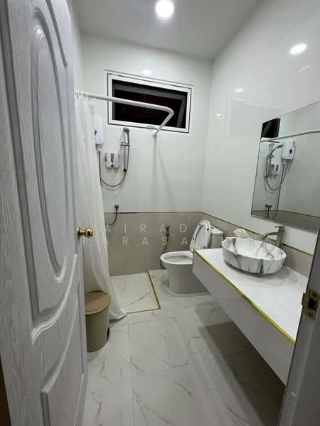 เช่า บ้าน 2 ชั้น ลาดกระบัง ใกล้สนามบินสุวรรณภูมิ, Bangkok, Lat Krabang, Bangkok, 5 Bedrooms, 250 sqm, Single Detached House For Rent, by Airada Parasarn, 500331305 - DDproperty.com
