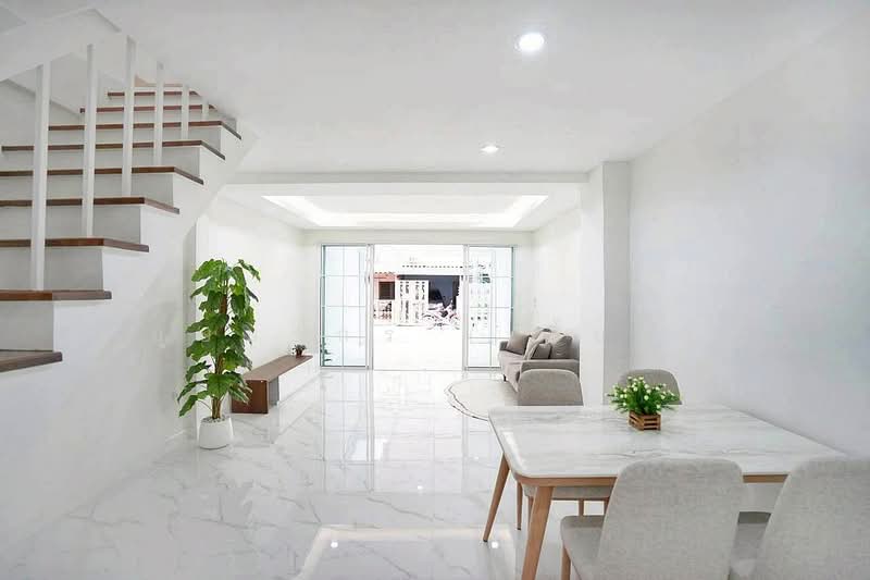 บ้านสวย รีโนเวทใหม่ สไตล์มินิมอล รามอินทรา 46/1 คู้บอน ใกล้รถไฟฟ้าสถานีคู้บอน ใกล้แฟชั่น ไอซ์แลนด์, Bangkok, รามอินทรา, Ram Inthra, Khan Na Yao, Bangkok, 2 Bedrooms, 110 sqm, Townhouse For Sale, by บุษบากร (เจี๊ยบ), 500331329 - DDproperty.com
