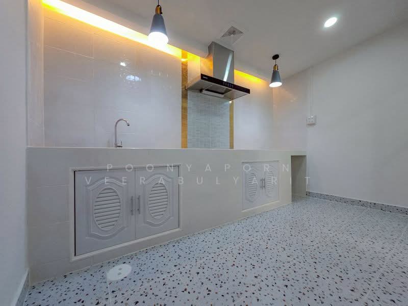 ทาวน์เฮ้าส์ : หมู่บ้านพรทิพย์ บางศรีเมือง, Nonthaburi, Bang Sri Muang, Muang Nonthaburi, Nonthaburi, 2 Bedrooms, 136 sqm, Townhouse For Sale, by Poonyaporn Veerabulyarit, 500331370 - DDproperty.com
