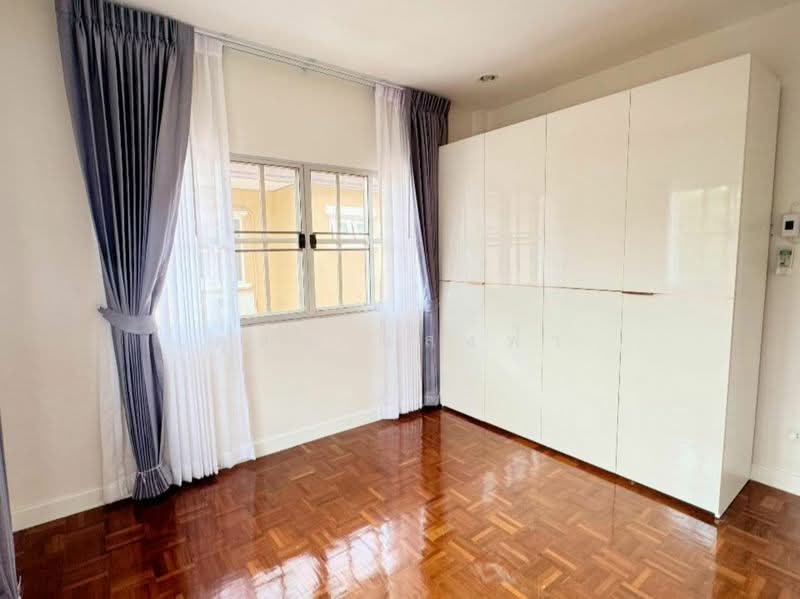 ให้เช่าบ้านเดี่ยวหลังใหญ่ รีโนเวทใหม่ ม.อัมพรเพลส ศรีราชา, Chon Buri (Pattaya), Surasak, Si Racha, Chon Buri (Pattaya), 3 Bedrooms, 280 sqm, Single Detached House For Rent, by Dusit Saengfa, 500331398 - DDproperty.com