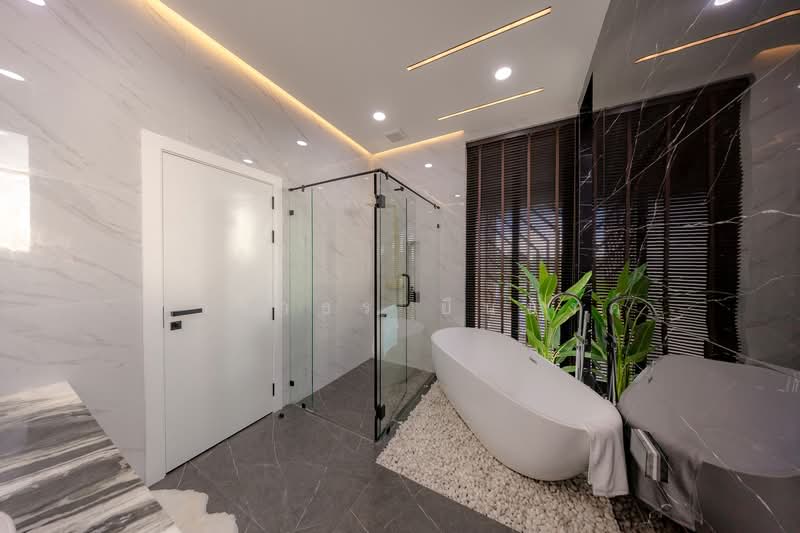 3-story luxury villa in Pattaya, Chon Buri (Pattaya), ทุ่งกลม ตาลหมัน, Nong Pru, Bang Lamung (Pattaya), Chon Buri (Pattaya), 5 Bedrooms, 652 sqm, Villa For Sale, by Tharathorn Yuenyong, 500331720 - DDproperty.com