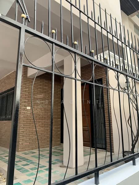 4-story Home office Sukhumvit 4, Khlong Toei, Bangkok, Khlong Toei, Bangkok, 8 Bedrooms, 500 sqm, Townhouse For Rent, by NR AGENT, 500331890 - DDproperty.com