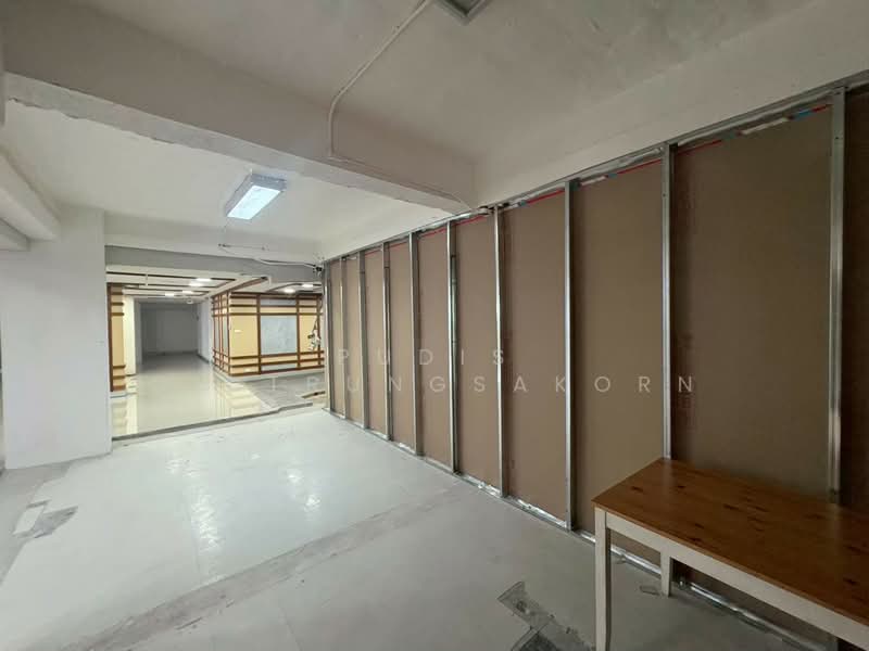 พื้นที่เช่า ชั้น1+ชั้นลอย ถนนเพชรบุรี – อโศก, กรุงเทพ, ห้วยขวาง, กรุงเทพ, 328 ตร.ม., สำนักงาน ให้เช่า, โดย Pudis Chitrungsakorn, 500332130 - DDproperty.com