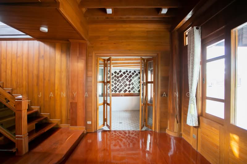 Teak House Near Sutthisan, Bangkok, Samsen Nok, Huai Khwang, Bangkok, 3 Bedrooms, 350 sqm, Single Detached House For Rent, by Janyanan (Pang), 500332275 - DDproperty.com