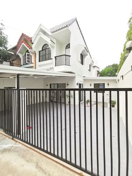 Petchpailin Phraya Suren 35, Bangkok, Bang Chun, Khlong Sam Wa, Bangkok, 3 Bedrooms, 200 sqm, Townhouse For Sale, by Poonyaporn Veerabulyarit, 500332400 - DDproperty.com