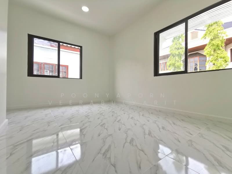 Petchpailin Phraya Suren 35, Bangkok, Bang Chun, Khlong Sam Wa, Bangkok, 3 Bedrooms, 200 sqm, Townhouse For Sale, by Poonyaporn Veerabulyarit, 500332400 - DDproperty.com