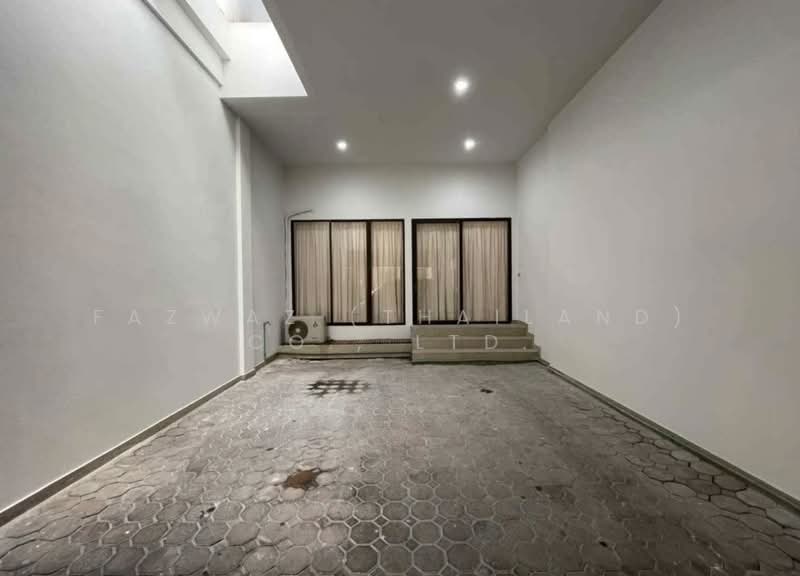 5 Bedroom Luxury House at Greenery Place 62, Private Bangkok Residence, Bangkok, Wang Thonglang, Bangkok, 5 Bedrooms, 450 sqm, Single Detached House For Sale, by Fazwaz (Thailand) Co., Ltd., 500332882 - DDproperty.com