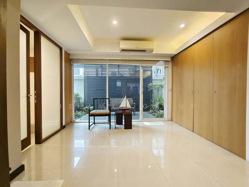 Townhome on Ekkamai 12, Bangkok, Phra Kanong, Khlong Toei, Bangkok, 5 Bedrooms, 355 sqm, Townhouse For Rent, by The Luxe Group, 500333361 - DDproperty.com