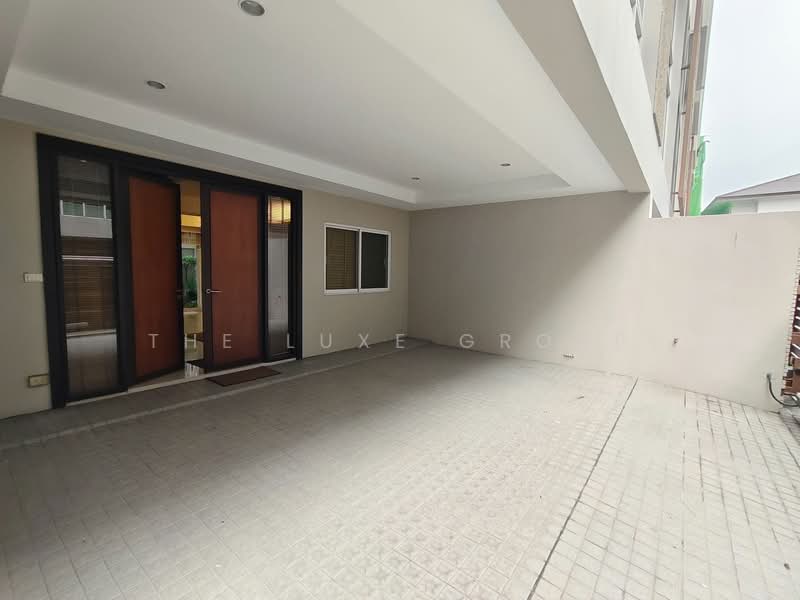 Townhome on Ekkamai 12, Bangkok, Phra Kanong, Khlong Toei, Bangkok, 5 Bedrooms, 355 sqm, Townhouse For Rent, by The Luxe Group, 500333361 - DDproperty.com