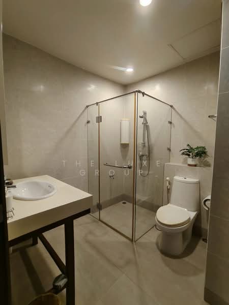 Townhome on Ekkamai 12, Bangkok, Phra Kanong, Khlong Toei, Bangkok, 5 Bedrooms, 355 sqm, Townhouse For Rent, by The Luxe Group, 500333361 - DDproperty.com